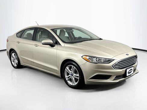 Used 2018 Ford Fusion SE FWD image 2