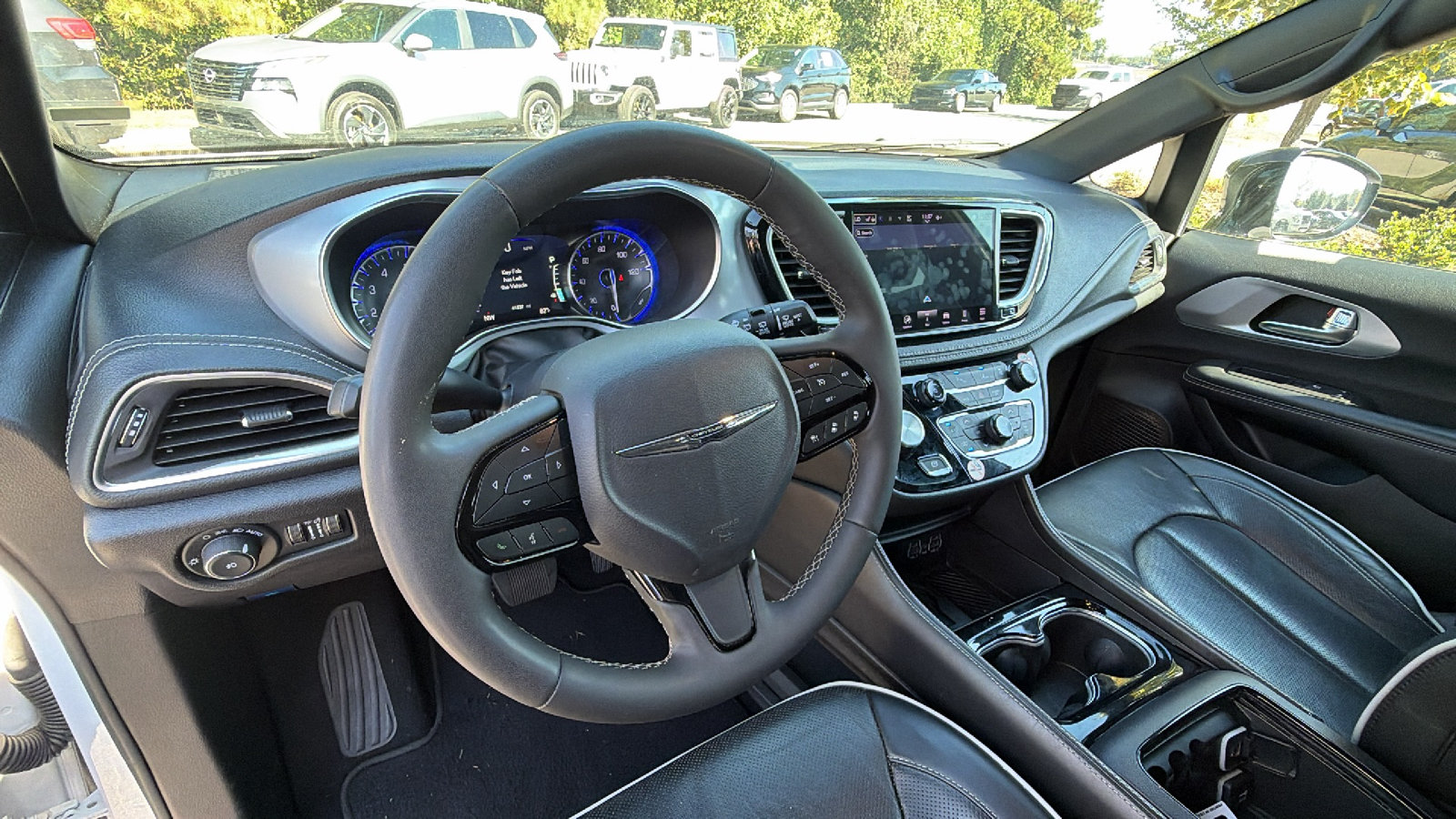 Used 2025 Chrysler Pacifica Limited FWD image 26