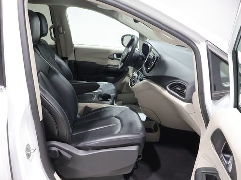 Used 2024 Chrysler Pacifica Touring-L FWD image 25