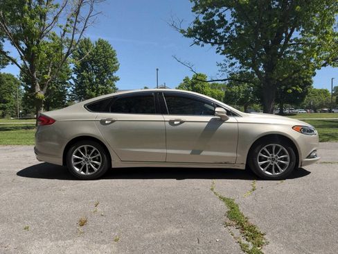 Used 2017 Ford Fusion SE w/ Fusion SE Technology Package FWD image 3