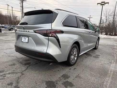 Used 2024 Toyota Sienna XLE image 9