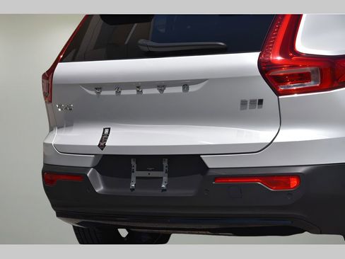 Certified 2025 Volvo XC40 B5 Plus w/ Protection Package Premier image 40