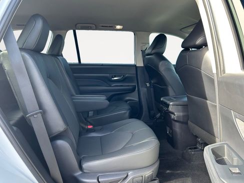 Used 2024 Toyota Grand Highlander AWD image 11
