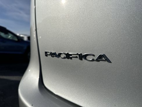 Used 2024 Chrysler Pacifica Touring-L image 32