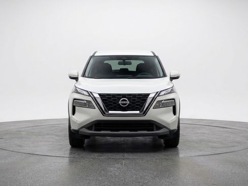 Used 2025 Nissan Rogue SV FWD image 2