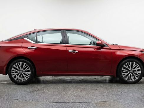 Used 2025 Nissan Altima 2.5 SV image 11