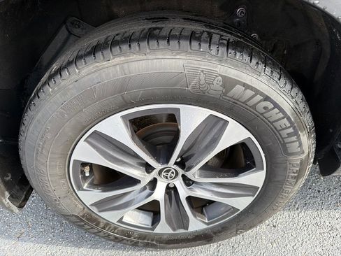 Used 2023 Toyota Highlander XLE image 17