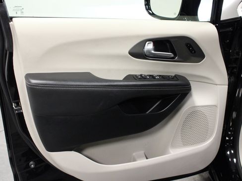 Used 2024 Chrysler Pacifica Touring-L image 11