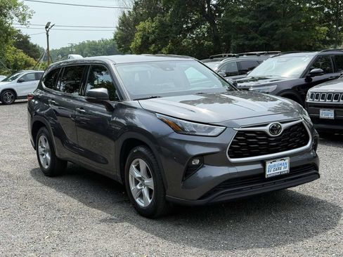 Used 2020 Toyota Highlander LE FWD image 1