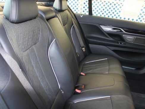 Used 2019 BMW 750i w/ M Sport Package image 11