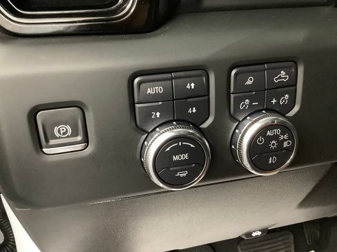 Used 2024 GMC Sierra 1500 AT4 w/ Technology Package AWD/4WD image 17
