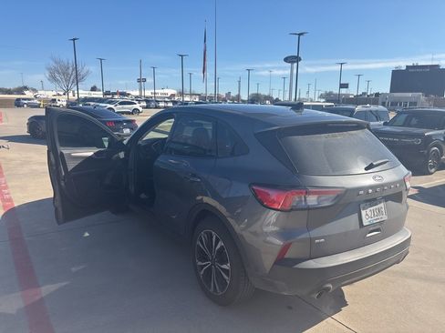 Used 2022 Ford Escape SE w/ SE Sport Appearance Package image 2