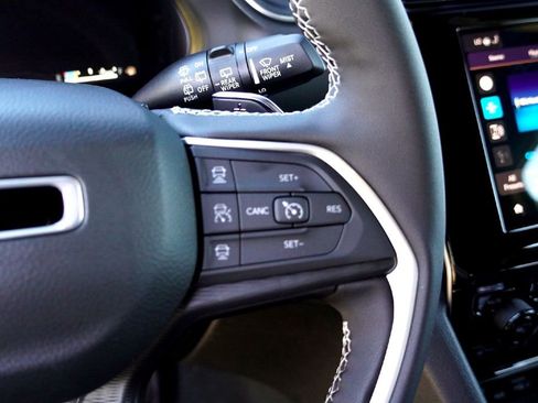 New 2025 Jeep Grand Cherokee Altitude image 14