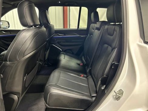 Used 2023 Jeep Grand Cherokee Overland AWD/4WD image 17