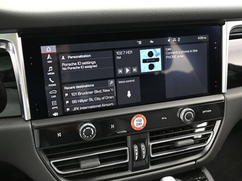 Certified 2025 Porsche Macan AWD/4WD image 20