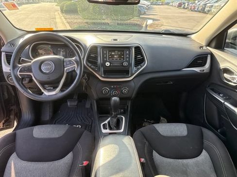 Used 2017 Jeep Cherokee Sport FWD image 24
