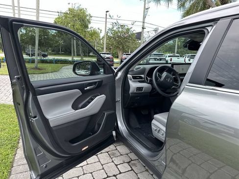 Used 2025 Toyota Highlander XLE FWD image 22