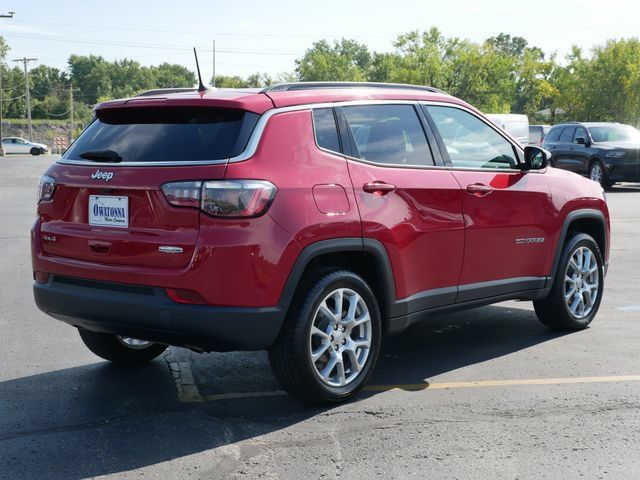 Used 2023 Jeep Compass Latitude w/ Sun and Sound Group AWD/4WD image 4