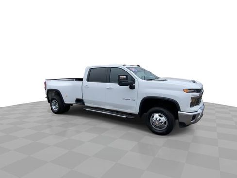 Used 2024 Chevrolet Silverado 3500 LT image 2