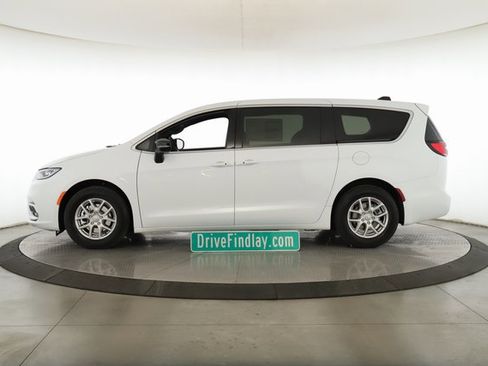 New 2026 Chrysler Pacifica Select image 9