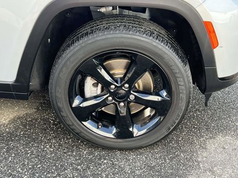 Used 2023 Jeep Grand Cherokee L Laredo image 5