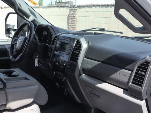 Used 2017 Ford F550 2WD Regular Cab Super Duty image 36