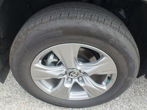 Used 2025 Toyota RAV4 XLE AWD/4WD image 27