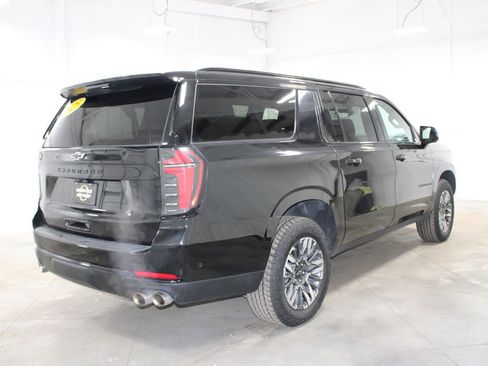Used 2025 Chevrolet Suburban Z71 image 9