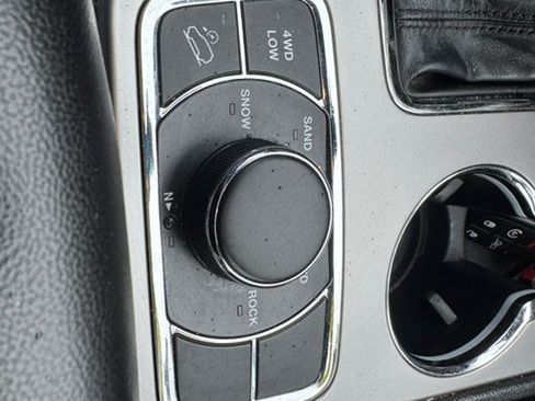 Used 2020 Jeep Grand Cherokee Limited AWD/4WD image 30