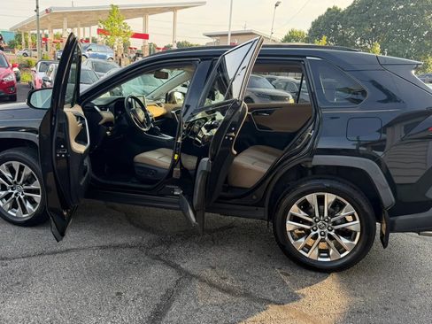 Used 2019 Toyota RAV4 Limited AWD/4WD image 11