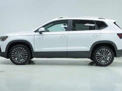 New 2026 Volkswagen Taos SE FWD image 4