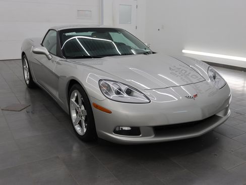 Used 2005 Chevrolet Corvette Coupe w/ Preferred Equipment Group RWD image 2