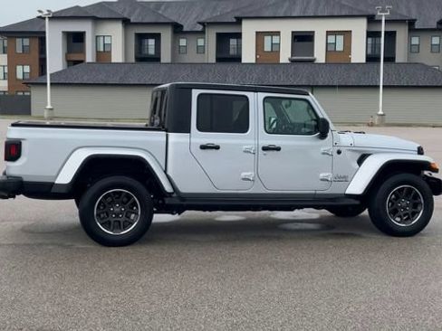 Used 2022 Jeep Gladiator Overland w/ Cold Weather Group AWD/4WD image 9