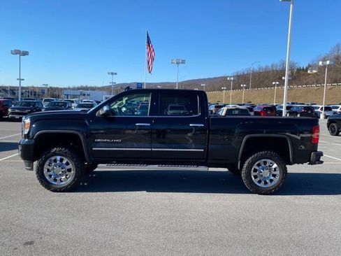 Used 2017 GMC Sierra 2500 Denali w/ Suspension Package, Off-Road image 2