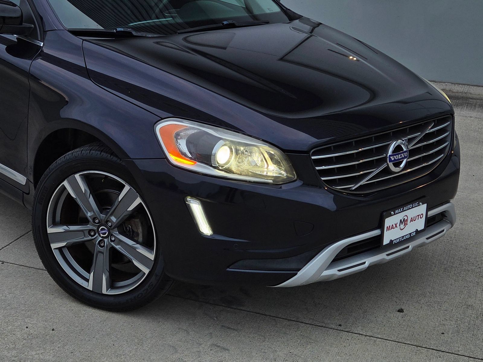 Used 2017 Volvo XC60 T6 Dynamic w/ Preferred Option Package AWD/4WD image 40