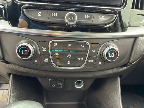 Used 2021 Chevrolet Traverse LT w/ LT Premium Package FWD image 37
