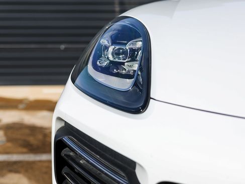 Certified 2023 Porsche Cayenne Platinum Edition image 13