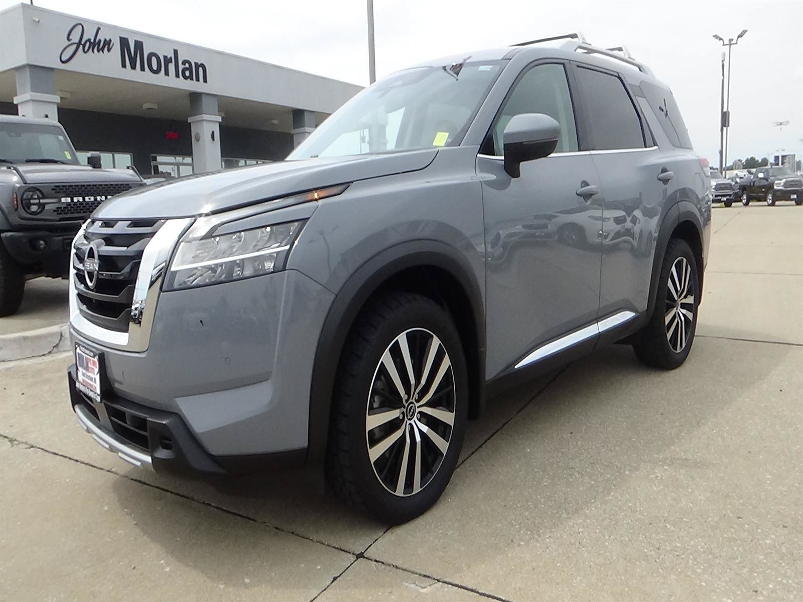 Used 2023 Nissan Pathfinder Platinum w/ Cargo Package AWD/4WD image 2