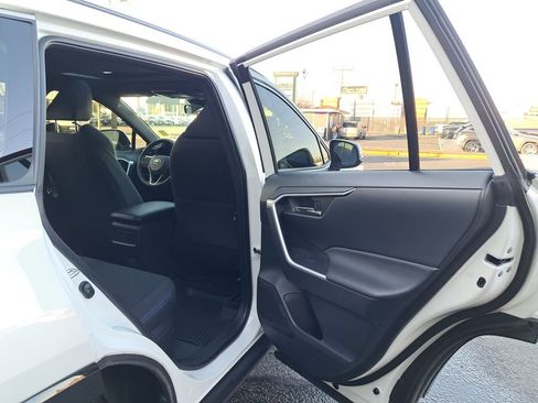 Used 2023 Toyota RAV4 SE w/ Convenience Package image 14