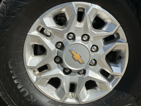 Used 2024 Chevrolet Silverado 2500 LT AWD/4WD image 12