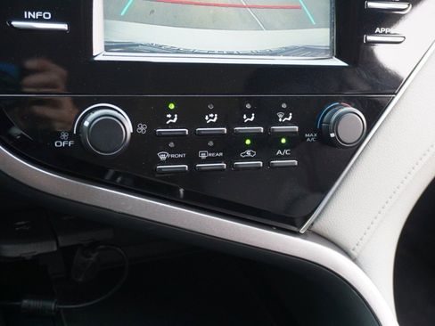 Used 2018 Toyota Camry LE image 17