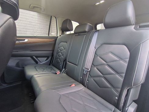 Used 2025 Volkswagen Atlas SE image 27