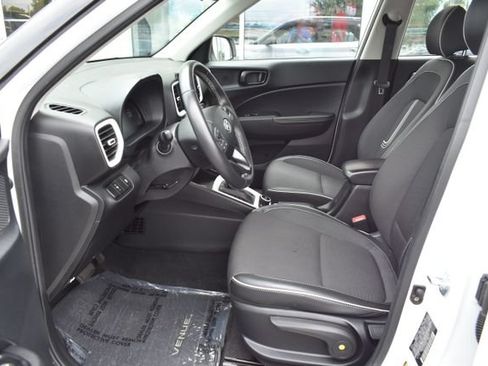 Used 2025 Hyundai Venue Limited FWD image 2