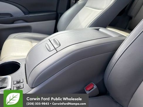 Used 2018 Toyota Highlander XLE AWD/4WD image 24