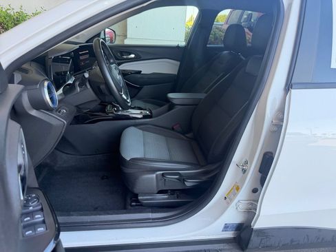 Used 2025 Chevrolet Trax LT w/ LT Convenience Package FWD image 36