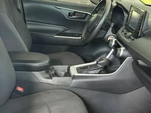 Used 2021 Toyota RAV4 LE FWD image 5