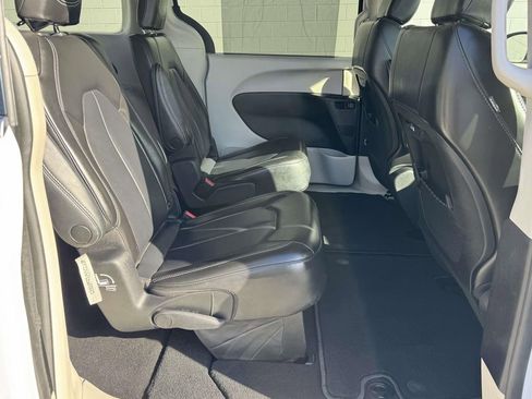 Used 2023 Chrysler Pacifica Touring-L image 15
