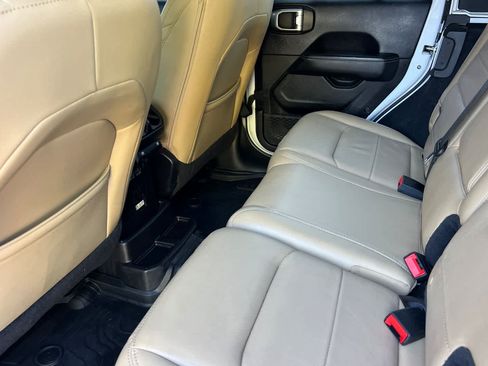 Used 2018 Jeep Wrangler Unlimited Sahara AWD/4WD image 4