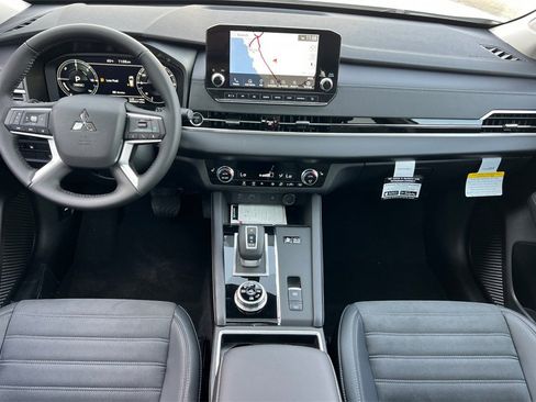 New 2025 Mitsubishi Outlander SE image 14