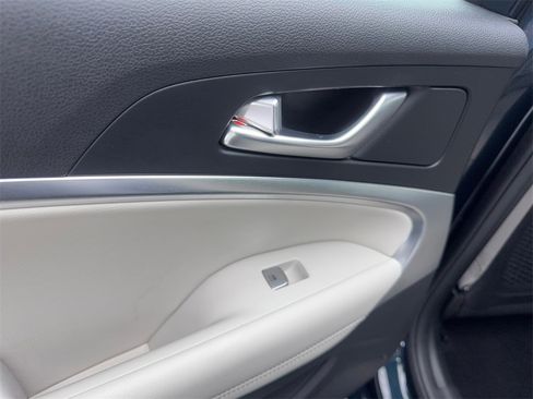 Used 2025 Genesis G70 2.5T image 39